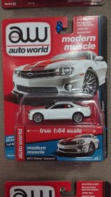 auto world 1:64 '11 Chevy Camaro White