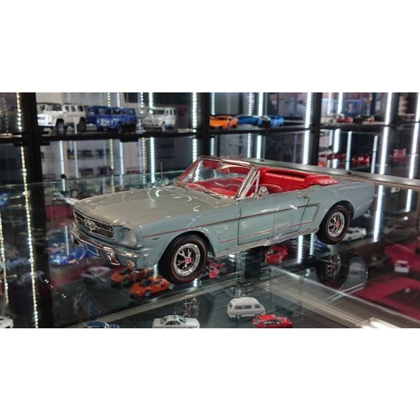 画像1: auto world 1:18 1965 American Muscle Collection Ford Mustang Convertible Silver Gray