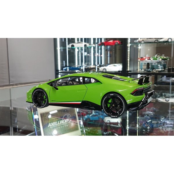 画像3: Autoart 1/18 Lamborghini Huracan Perfprmante Verde Mantis/Pearl Effect Green