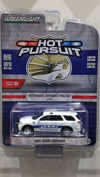 GREEN LiGHT 1/64 Hot Pursuit Series 33 '18 Dodge Durango - Veterans Affairs Police