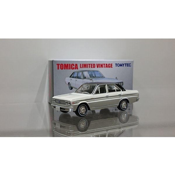 画像1: TOMYTEC 1/64 LIMITED VINTAGE NISSAN CEDRIC Personal Deluxe V '70 White/Black