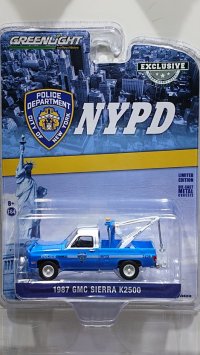 GREEN LiGHT EXCLUSIVE 1/64 1987 GMC Sierra K2500 with Drop in Tow Hook --New York City Police Dept (NYPD)