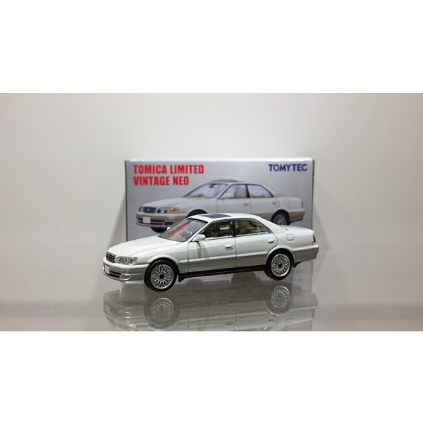 画像1: TOMYTEC 1/64 Limited Vintage NEO Toyota Chaser Avante G (White / Silver)