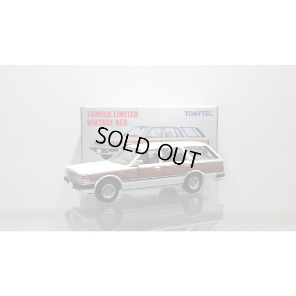 画像1: TOMYTEC 1/64 Limited Vintage NEO Nissan Cedric Wagon V20E GL Custom Ver. (White / Wood grain)