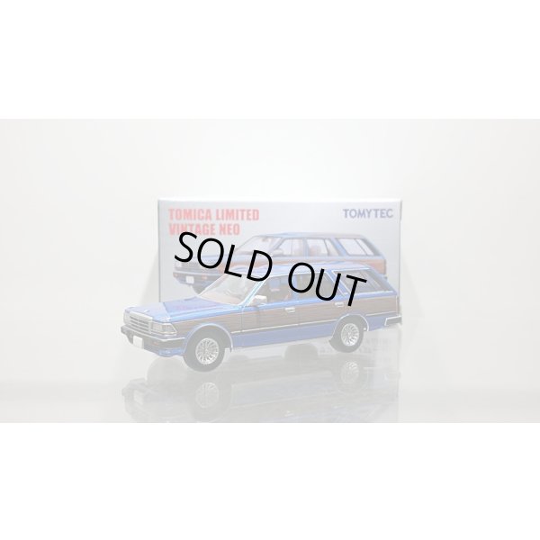 画像1: TOMYTEC 1/64 Limited Vintage NEO Nissan Gloria Wagon V20E GL Custom Ver. (Blue / Wood grain)