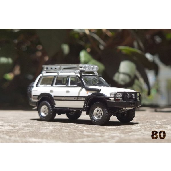 画像1: Gaincorp Products 1/64 Toyota Land Cruiser LC80 Off-road version LHD White