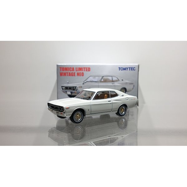 画像1: TOMYTEC 1/64 Limited Vintage NEO Nissan Laurel Hardtop 2000SGX (White)