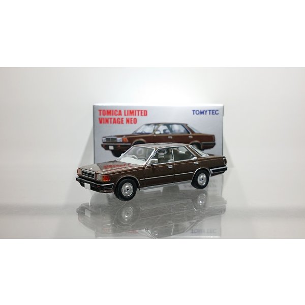 画像1: TOMYTEC 1/64 Limited Vintage NEO Nissan Gloria HT V20 Turbo SGL (Brown)