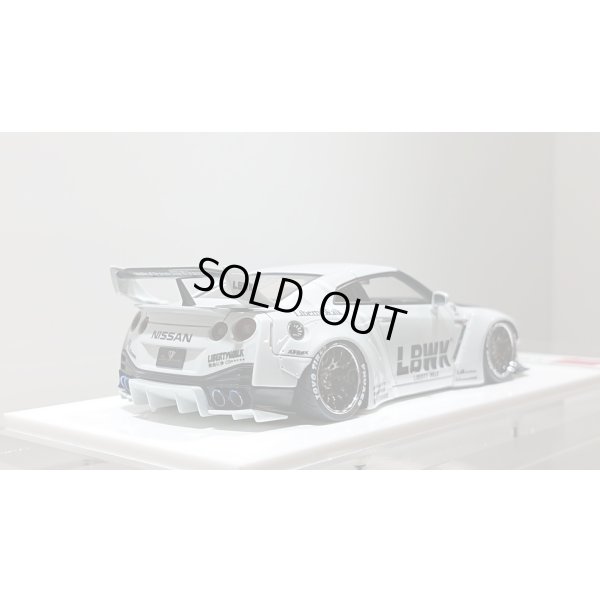画像10: EIDOLON 1/43 LB WORKS R35 GT-R Type 1.5 (LB Shilhouette Wing) Metallic White / Black Stripes Limited 60 pcs.