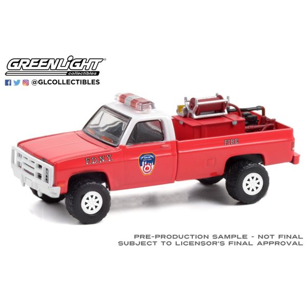 画像2: GREEN LiGHT EXCLUSIVE 1/64 1986 Chevrolet M1008 4x4 - FDNY with Fire Equipment, Hose and Tank