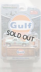 GREEN LiGHT 1/64 1987 GMC Sierra K2500 Tow Truck Blue (Weathered) Gulf with Figure