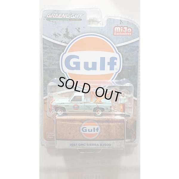 画像1: GREEN LiGHT 1/64 1987 GMC Sierra K2500 Tow Truck Blue (Weathered) Gulf with Figure