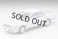 TOMYTEC 1/64 Limited Vintage NEO Nissan Laurel 2500 Twin Cam 24V Medalist V (White) '92