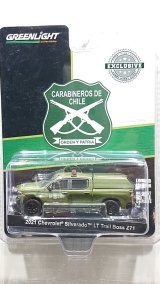GREEN LiGHT EXCLUSIVE 1/64 2021 Chevrolet Silverado LT Trail Boss Z71 Police w / Camper Shell Carabineros de Chile GOPE