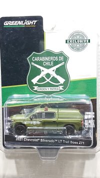 GREEN LiGHT EXCLUSIVE 1/64 2021 Chevrolet Silverado LT Trail Boss Z71 Police w / Camper Shell Carabineros de Chile GOPE