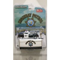 GREEN LiGHT 1/64 1969 Chevrolet C-30 Dualy Wrecker California Highway Patrol with Figure