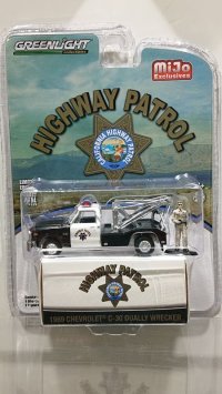 GREEN LiGHT 1/64 1969 Chevrolet C-30 Dualy Wrecker California Highway Patrol with Figure