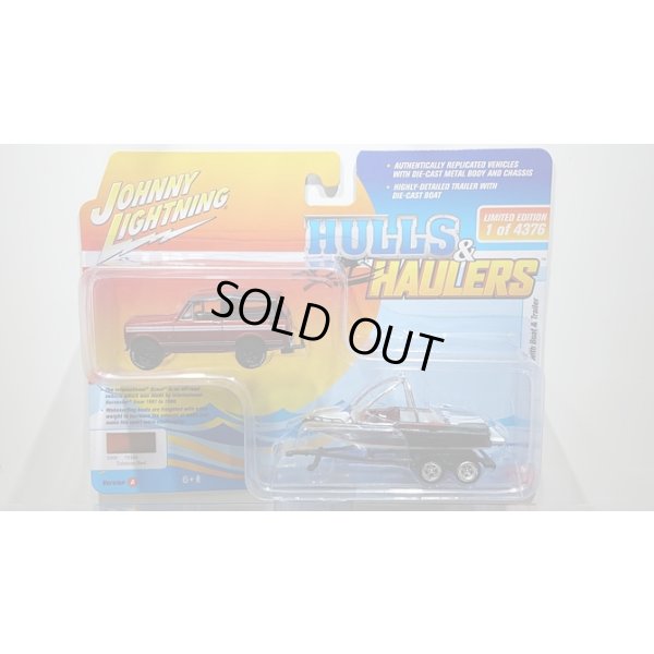 画像1: JOHNNY LIGHTNING 1/64 1969 International Scout II Tahitian Red / Black & Malibu Boat Tahitian Red / Black