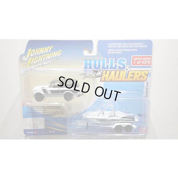 画像1: JOHNNY LIGHTNING 1/64 1969 International Scout II White / Black & Malibu Boat White / Black