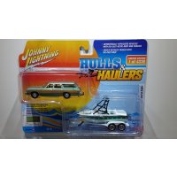 JOHNNY LIGHTNING 1/64 1973 Chevy Caprice Wagon Light Green / Wood & Mastercraft Boat White / Blue