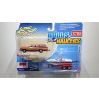JOHNNY LIGHTNING 1/64 1973 Chevy Caprice Wagon Red / Wood & Mastercraft Boat White / Red