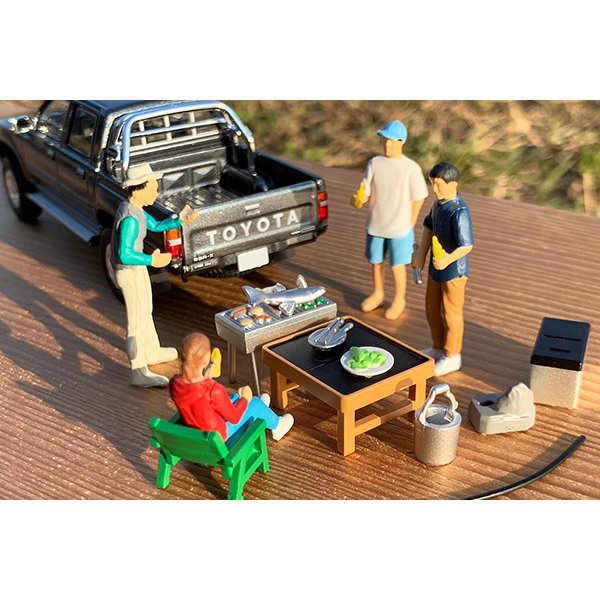 画像2: TOMYTEC 1/64 Diorama Collection 64 #Car Snap 14a BBQ2 (with Toyota Hilux 4WD)