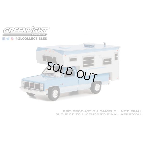 画像1: GREEN LiGHT EXCLUSIVE 1/64 1985 GMC Sierra 2500 with Winnebago Slide-In Camper - Light Blue & Frost White