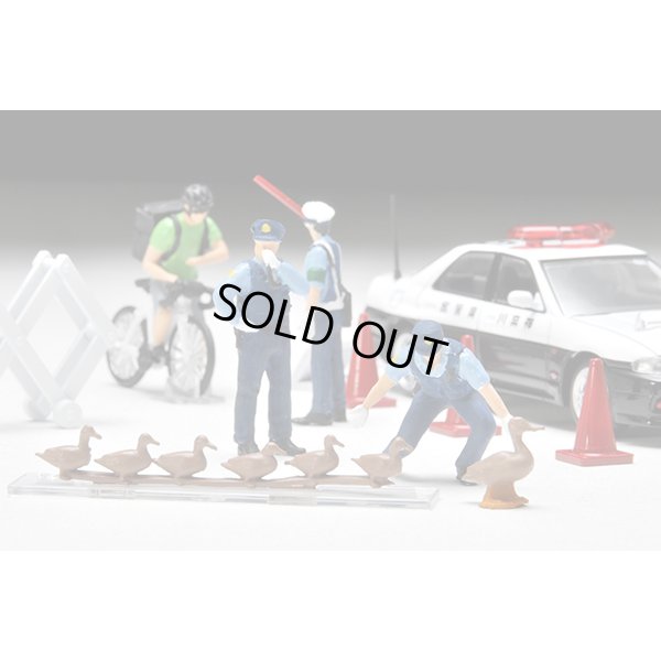 画像2: TOMYTEC 1/64 Diorama Collection 64 # Car Snap 16a Police
