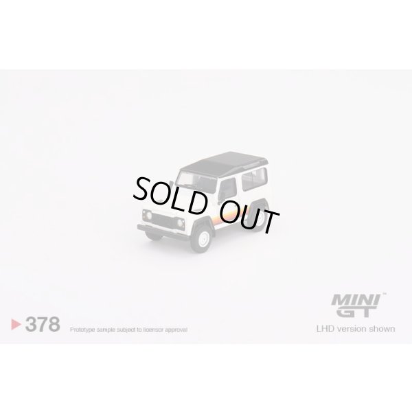 画像2: MINI GT 1/64 Land Rover Defender 90 Wagon White (RHD)