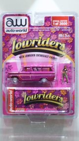 auto world 1/64 1965 Chevrolet Suburban Lowrider with Figure (並行輸入品)