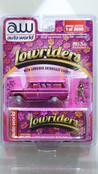 auto world 1/64 1965 Chevrolet Suburban Lowrider with Figure (並行輸入品)