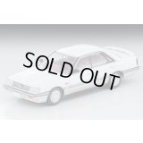 TOMYTEC 1/64 Limited Vintage NEO Nissan Skyline 4-door HT GT Passage Twin Cam 24V (White/Beige) 1986