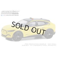 GREEN LiGHT EXCLUSIVE 1/64 2022 Ford Mustang Mach-E California Route 1 - NYC Taxi
