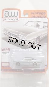 auto world 1/64 1966 Oldsmobile 442 Silver Mist/Black