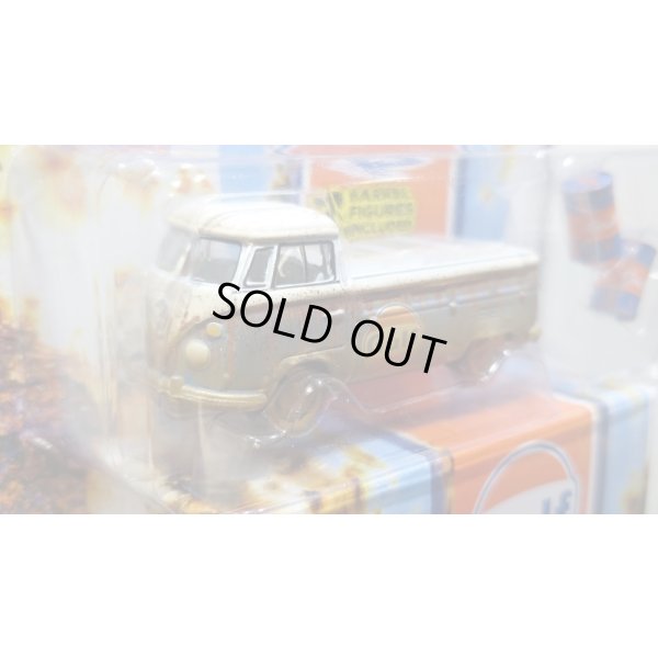 画像2: JOHNNY LIGHTNING 1/64 1965 Volkswagen Type II Transporter Gulf Blue / White (Weathering Paint) with Gulf Barrel