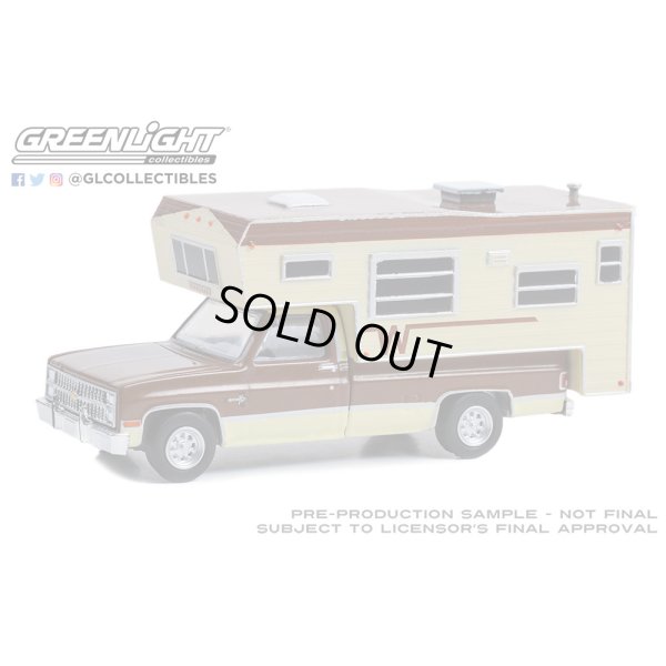 画像1: GREEN LiGHT EXCLUSIVE 1/64 1982 Chevrolet C20 Silverado Camper Special Winnebago Slide-In Camper