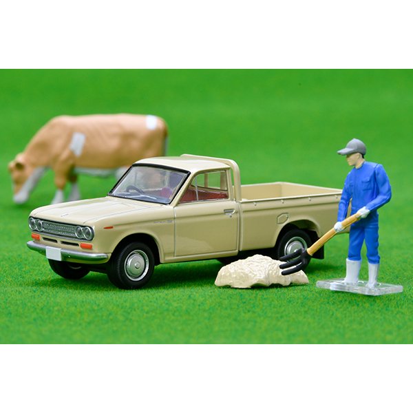 画像1: TOMYTEC 1/64 Limited Vintage Datsun 1300 Truck (Light Brown) フィギュア付