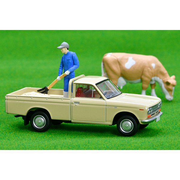 画像2: TOMYTEC 1/64 Limited Vintage Datsun 1300 Truck (Light Brown) フィギュア付
