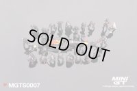 MINI GT 1/64 Oracle Red Bull Racing RB18 2022 Winner Car #1 Abu Dhabi Grand Prix Max Verstappen Pit Crew Set