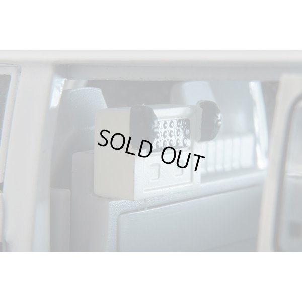 画像9: TOMYTEC 1/64 Limited Vintage NEO Mazda Bongo Brony Van 誘導標識車（警視庁）