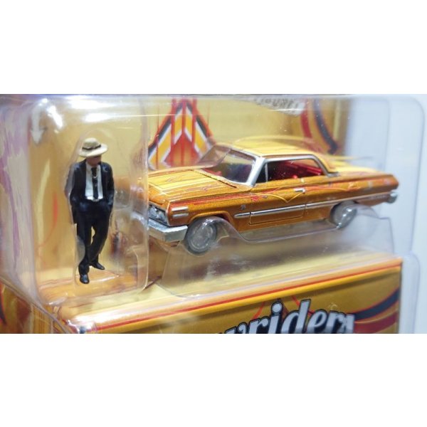 画像3: JOHNNY LIGHTNING 1/64 1963 Chevy Impala Lowrider Gold with Lowrider Enthusiast Figure