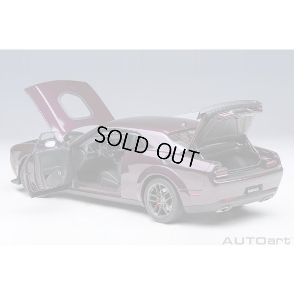 画像15: AUTOart 1/18 Dodge Challenger R/T Scat Pack Widebody 2022 (HELLRAISIN / Metallic Purple)