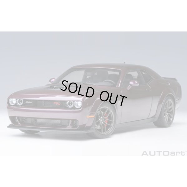 画像16: AUTOart 1/18 Dodge Challenger R/T Scat Pack Widebody 2022 (HELLRAISIN / Metallic Purple)