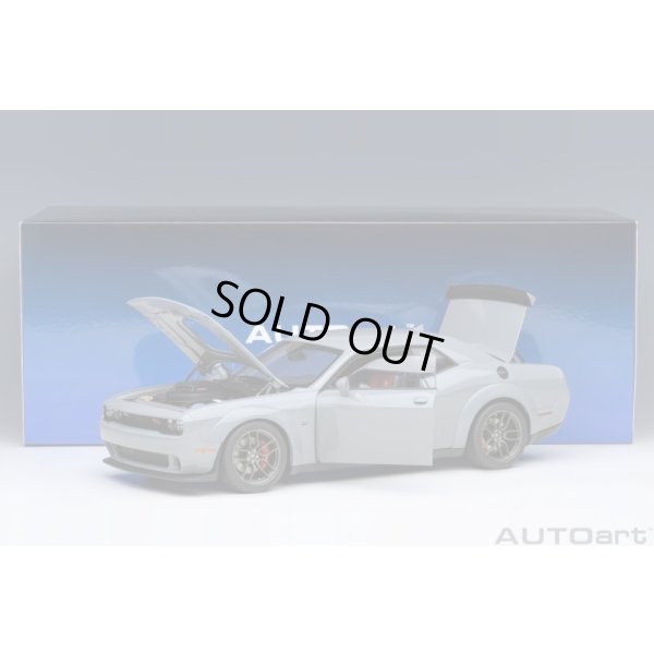 画像20: AUTOart 1/18 Dodge Challenger R/T Scat Pack Widebody 2022 (SMOKE SHOW / Gray)