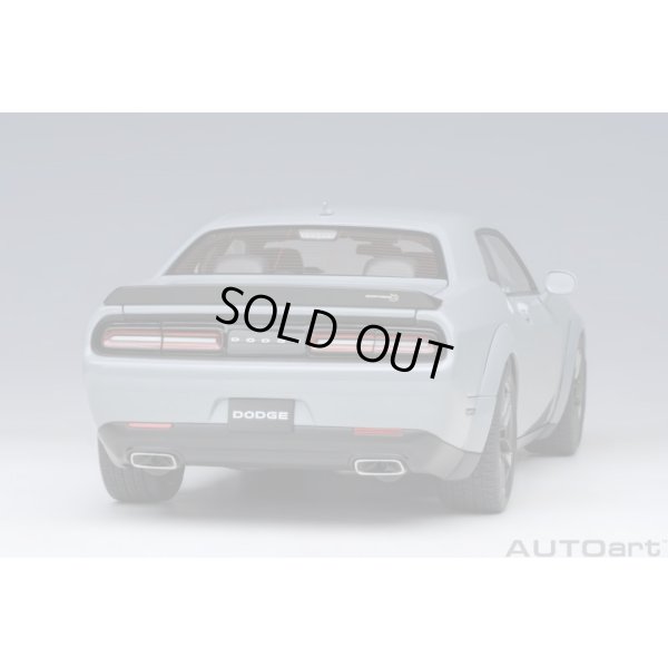 画像19: AUTOart 1/18 Dodge Challenger R/T Scat Pack Widebody 2022 (SMOKE SHOW / Gray)