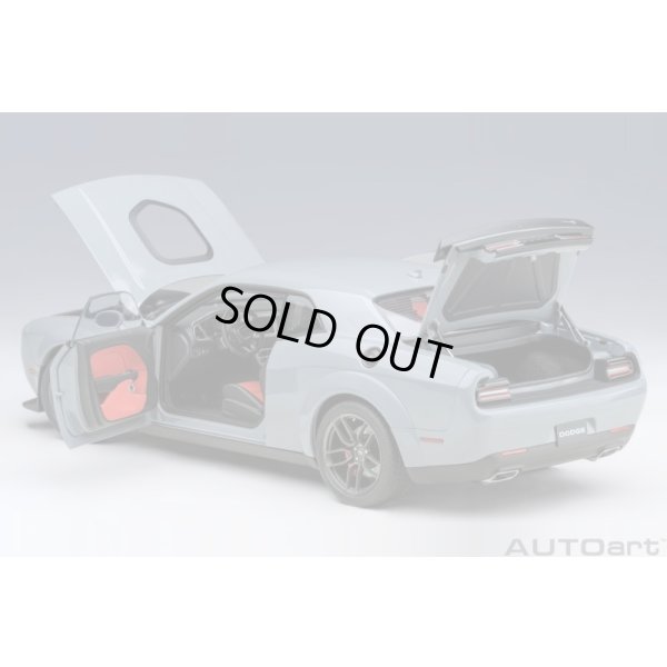 画像15: AUTOart 1/18 Dodge Challenger R/T Scat Pack Widebody 2022 (SMOKE SHOW / Gray)