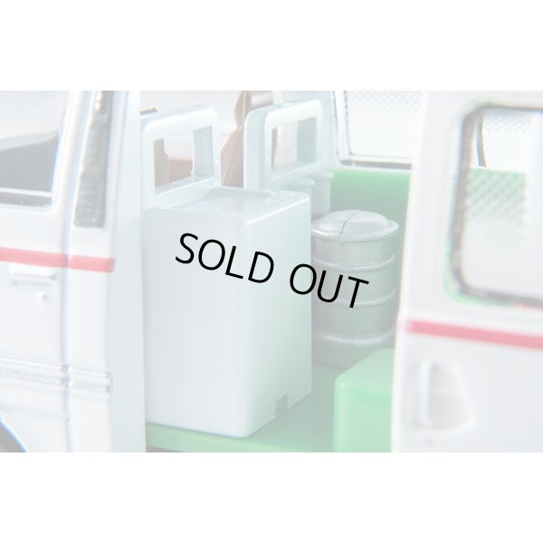 画像8: TOMYTEC 1/64 Limited Vintage Neo LV-N大都会01 Nissan Caravan 救急車（渋谷病院）大都会 PARTIII 第7話「逃亡の滑走路」より