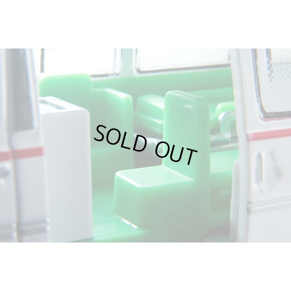 画像9: TOMYTEC 1/64 Limited Vintage Neo LV-N大都会01 Nissan Caravan 救急車（渋谷病院）大都会 PARTIII 第7話「逃亡の滑走路」より