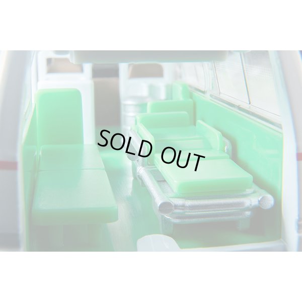 画像10: TOMYTEC 1/64 Limited Vintage Neo LV-N大都会01 Nissan Caravan 救急車（渋谷病院）大都会 PARTIII 第7話「逃亡の滑走路」より