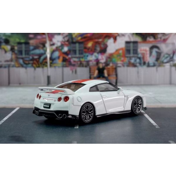 画像4: MOTORHELIX 1/64 Nissan GT-R(R35) 50th Anniversary Brilliant White Pearl